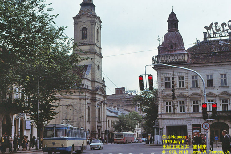 Știți cum era centrul Clujului acum 50 de ani? O fotografie rară imortalizează forfota de lângă Melody și un troleibuz de acum o jumătate de veac