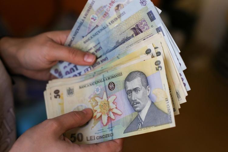 Angajatul unei bănci din Cluj a ,,curățat” 800.000 de lei pe care i-ar fi furat din conturile clienților, prin două firme deținute de membrii familiei sale