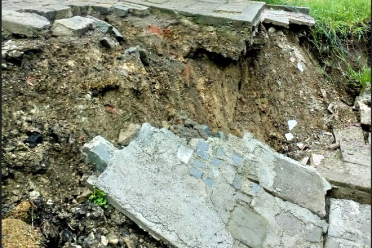 Alunecare de teren pe strada Nicolae Moldoveanu din Cluj din cauza unor lucrări. Pompierii clujeni, solicitați să intervină