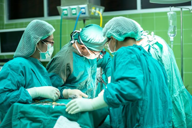 Un chirurg este acuzat de colegi că vine beat la serviciu, la un cunoscut spital din Ardeal. Ar fi tratat pacienții sub influența băuturilor alcoolice