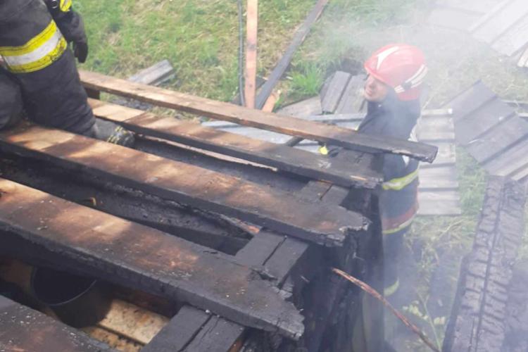 Incendiu la un atelier de prelucrare a lemnului într-o localitate din Cluj! Totul a pornit de la o defecțiune la instalația electrică - FOTO