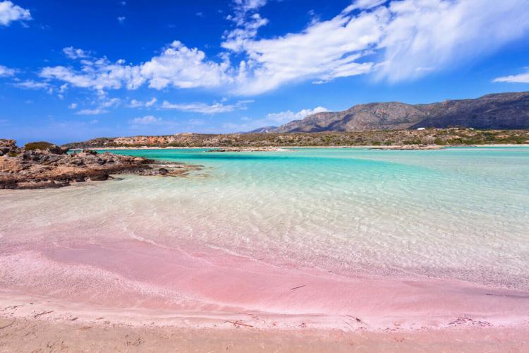 Plaja roz între apele turcoaz - unul dintre cele mai fotografiate locuri din lume! Destinația este vizitată anual de mii de români -FOTO
