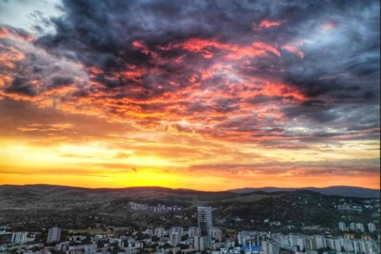 Clujul, scăldat în flăcările asfințitului! Apus de soare spectaculos FOTO/VIDEO MEMORABILE