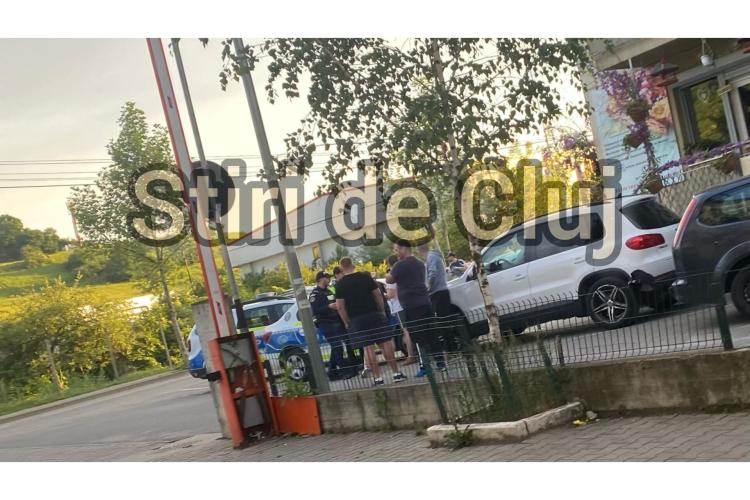 Scandal în Florești între doi vecini care și-au împărțit pumni/ A fost nevoie de intervenția polițiștilor clujeni pentru a calma spiritele- FOTO EXCLUSIV