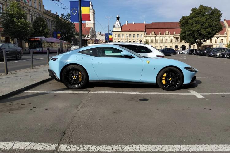 Bolid de aproape 300.000 de euro, parcat în centrul Clujului. Mașina Ferrari Roma, cu o culoare neobișnuită, baby blue, a atras toate privirile- FOTO 