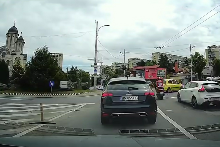 Curierii TAZZ conduc ca demenții prin Cluj/ Curier TAZZ, filmat cum intră în viteză în sensul giratoriu din Gheorgheni, fără nicio ezitare - VIDEO
