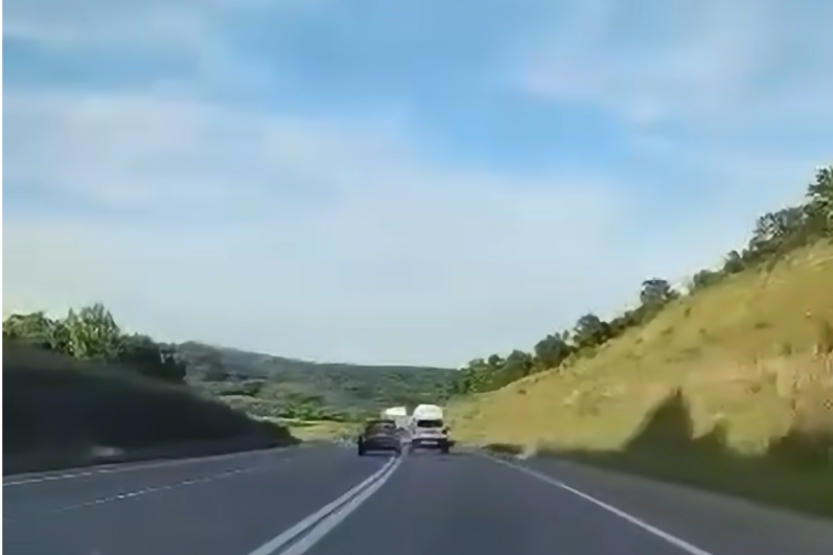 Un sofer din Cluj depășește inconștient pe ”centura lui Boc” și scapă ca prin urechile acului de accident- VIDEO