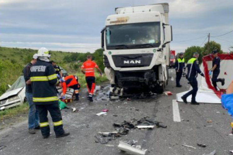 Grav accident de circulație pe drumul Cluj -Oradea. Patru oameni au murit după ce autoturismul în care se aflau a intrat într-un TIR-FOTO