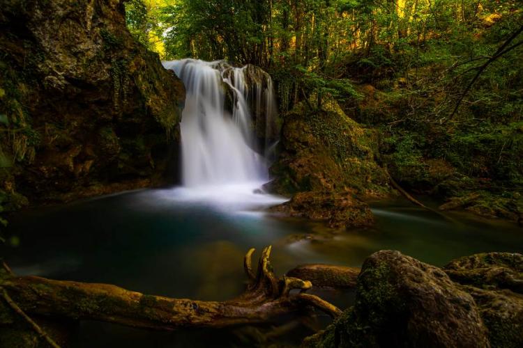 Comorile din Apuseni: Cascada La Văioaga este chiar mai frumoasă decât Bigar! Turiștii sunt fascinați de peisajul de basm - FOTO