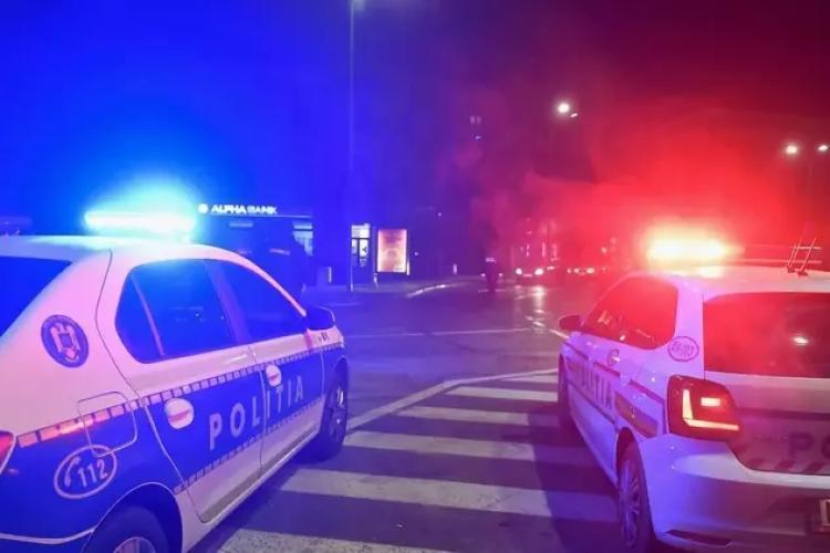 Un șofer beat turtă a făcut prăpăd pe un drum din Cluj! A pierdut controlul mașinii, a lovit un cap de pod și a rănit două persoane 