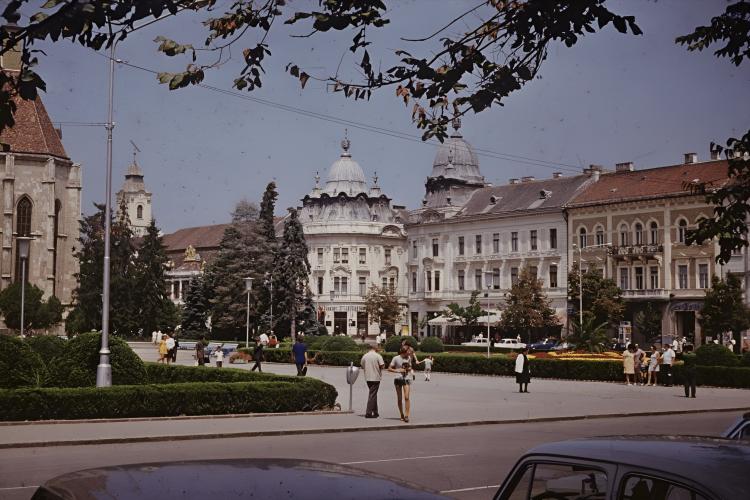 Amintiri din vechiul Cluj: Piața Unirii în anii ’70, când centrul oraşului avea multe flori şi multă verdeaţă - Galerie FOTO