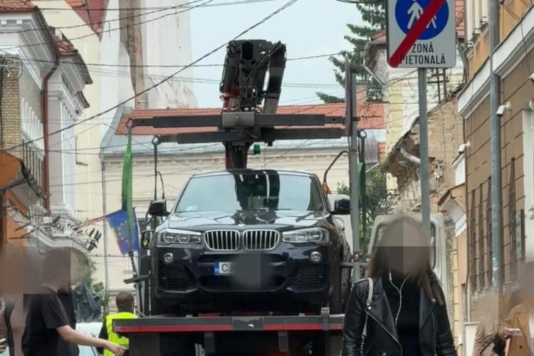 Un șofer a rămas fără bolid, dis-de dimineață, după o parcare neinspirată a BMW-ului în centrul Clujului: ,,E la Someșeni mașina” - FOTO 