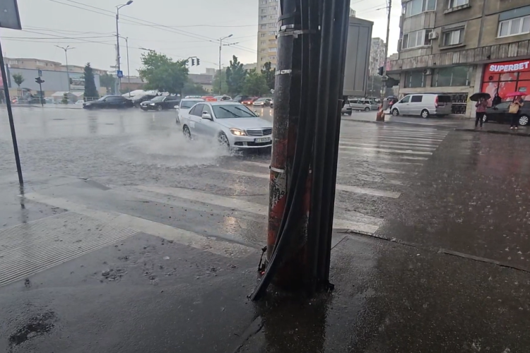 Canalizarea Clujului, în colaps, după 15 minute de ploaie: apa până la glezne, guri de canal ridicate încât nu intră apa în ele- VIDEO
