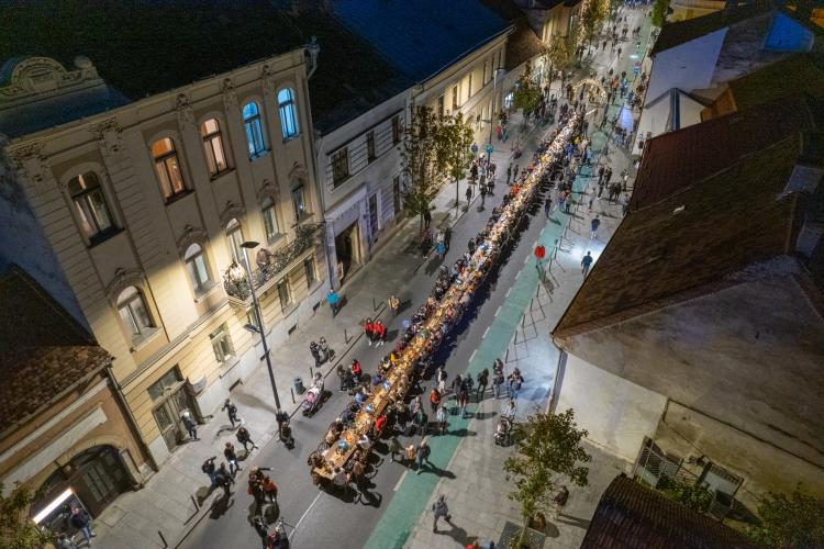 Clujenii, chemați la masa din toiul nopții, pe o stradă centrală! Unde are loc evenimentul în acest an și care sunt condițiile de participare 