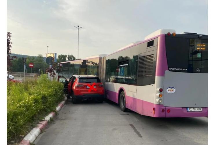 Mașină „înghesuită” și lovită de un autobuz CTP la Cluj: „Acolo e interzis pentru mașini/A intrat să-l învețe minte” - FOTO