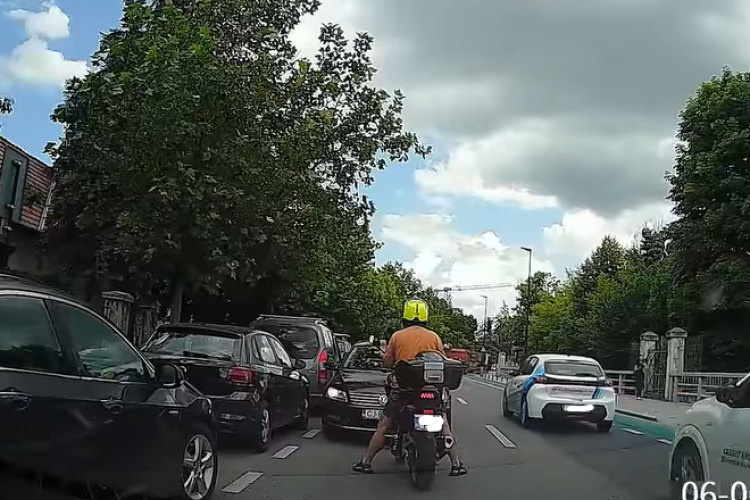 Șoferia bat-o vina! Un șofer care circula pe sens interzis pe o stradă din Cluj-Napoca a dat nas în nas cu un motociclist - VIDEO