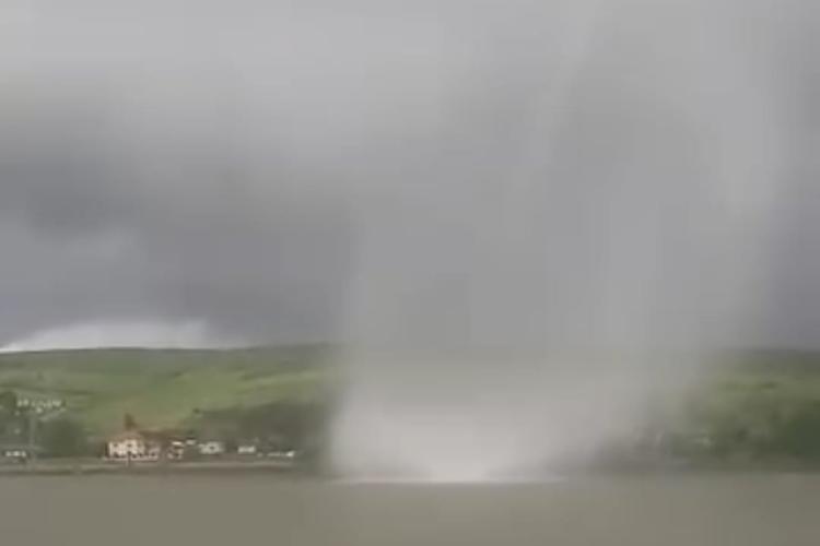 Tornadă pe Lacul Mărtinești, Cluj: ”A venit din spate de la cabană și a luat barca pe sus și câteva saltele! VIDEO SPECTACULOS