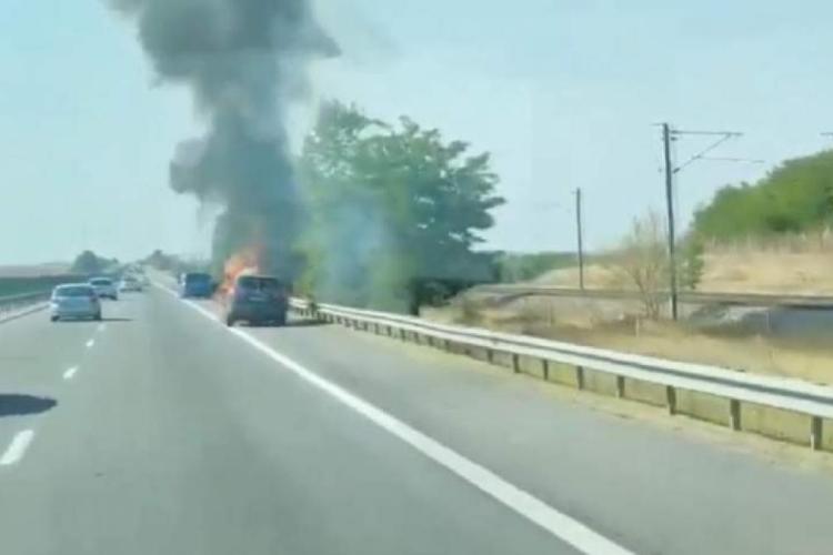 O mașină a luat foc azi-noapte pe Autostrada A3, pe sensul Turda-Gilău/Cauza probabilă: o defecțiune la motor-FOTO