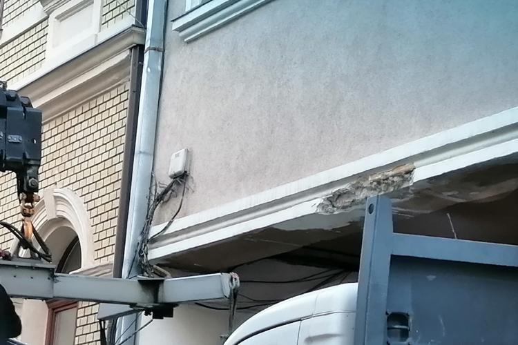 Două „surprize” pentru un șofer din Cluj, în dimineața de miercuri. I s-a ridicat mașina și a căzut și o bucată de tencuială pe ea! - FOTO