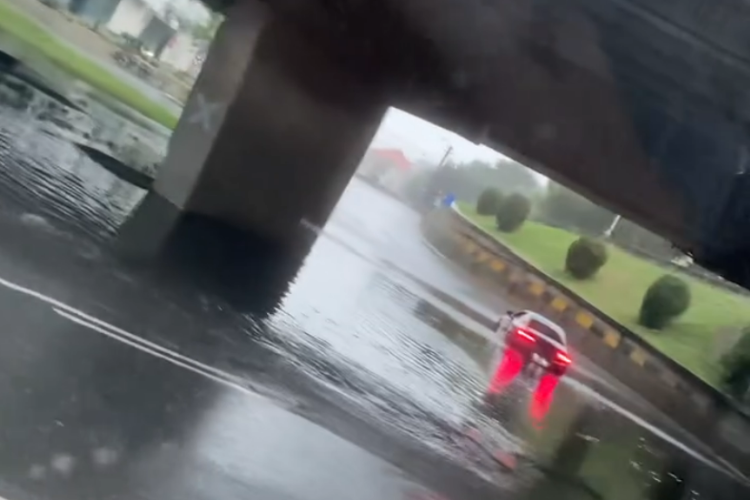 O mașină a rămas blocată în apă sub podul din Mărăști, Cluj. Pompierii au cerut ajutorul celor de la CERT Transilvania să o scoată- VIDEO