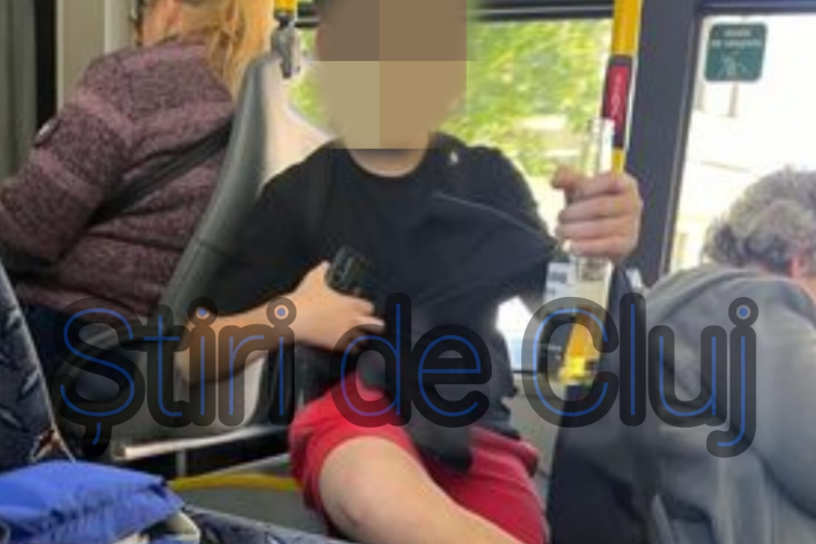 Scene halucinante într-un autobuz din Cluj-Napoca! Un copil a fost surprins cu o sticlă de bere pe jumătate goală, ziua în amiaza mare - FOTO 