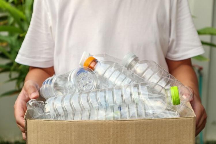 Sticlele care NU vor mai fi acceptate de aparatele de reciclare din iulie 2024. Vor fi respinse de aparate, dar le poți duce în altă parte!
