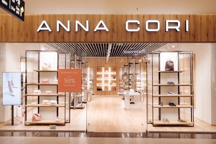 Descoperă colecția de vară de la Anna Cori! Un nou brand românesc de încălțăminte și marochinărie, în Iulius Mall Cluj 