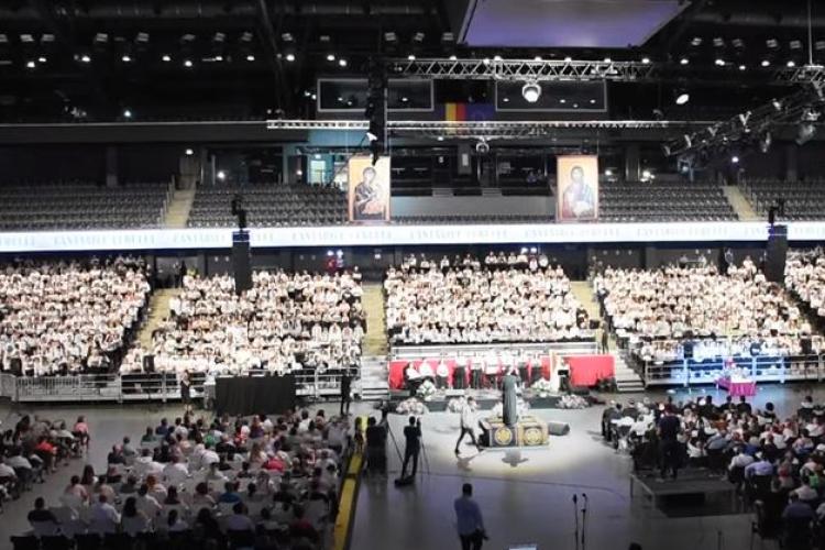 Un cor URIAȘ, format din 1500 de copii și tineri, a concertat sâmbătă la Sala Polivalentă din Cluj VIDEO