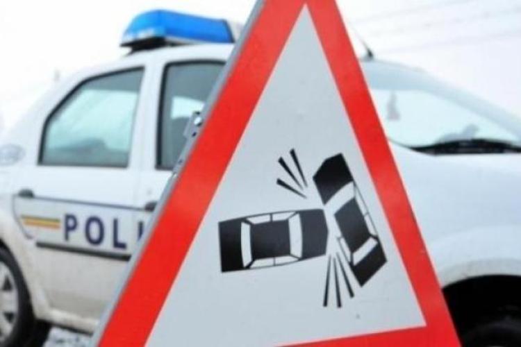 Accident rutier în Turda între o mașină și o motocicletă: O persoană a fost transportată la spital