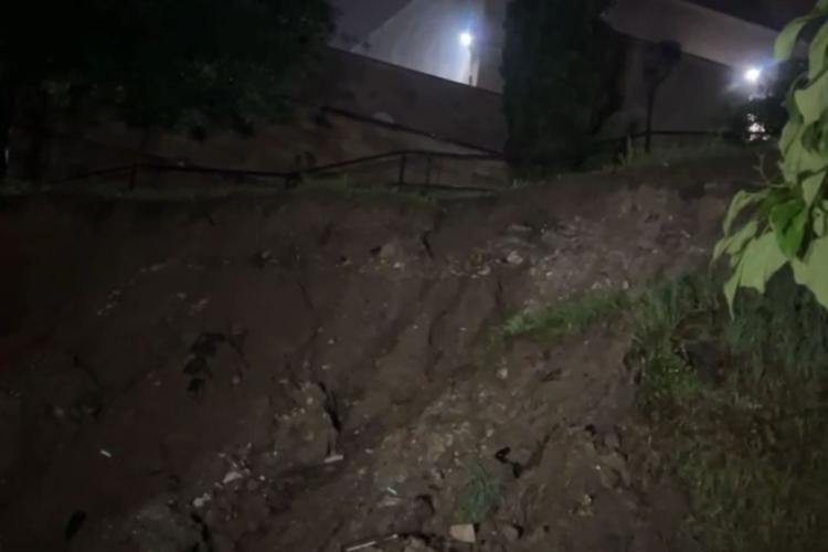 Alunecare de teren pe strada Govora, sub cimitirul din Mănăștur, din Cluj-Napoca. A fost solicitată intervenția pompierilor- FOTO/VIDEO