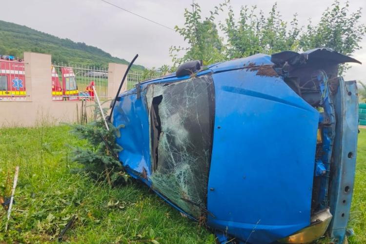 Accident într-o localitate clujeană: Un autoturism s-a răsturnat și un bărbat a fost grav rănit. A fost chemat elicopterul- FOTO 