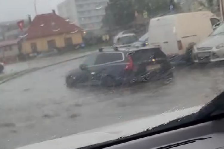 Mașină ,,încremenită” în sensul giratoriu din Observator în Cluj din cauza inundațiilor: ,,Doar în Cluj stă apa în vârful dealului”