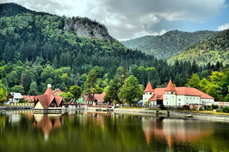 Tu știi care este cel mai mic oraș din România? Se află în Transilvania și atrage anual zeci de mii de turiști, datorită apelor minerale! -FOTO