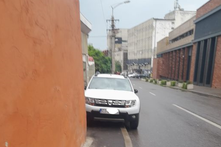 Mașinile pe trotuar, pietonii pe drumuri! Un șofer a blocat complet accesul pe un trotuar din Cluj - FOTO 