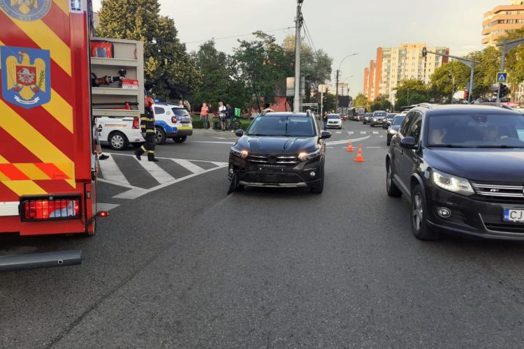 Accident pe strada Observatorului din Cluj-Napoca. Un motociclist a fost rănit și transportat de urgență la spital-FOTO