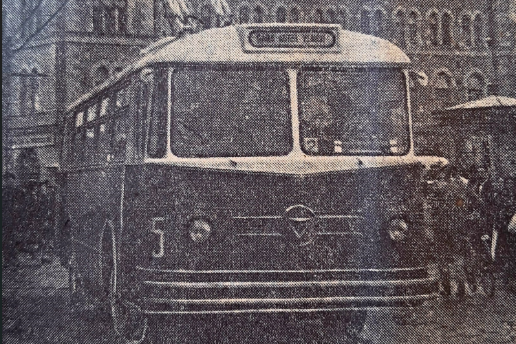 Știți cum arăta primul troleibuz din Cluj și când a apărut pe străzi? O fotografie de colecție amintește de troleibuzul roșu ce venea de la gară-FOTO