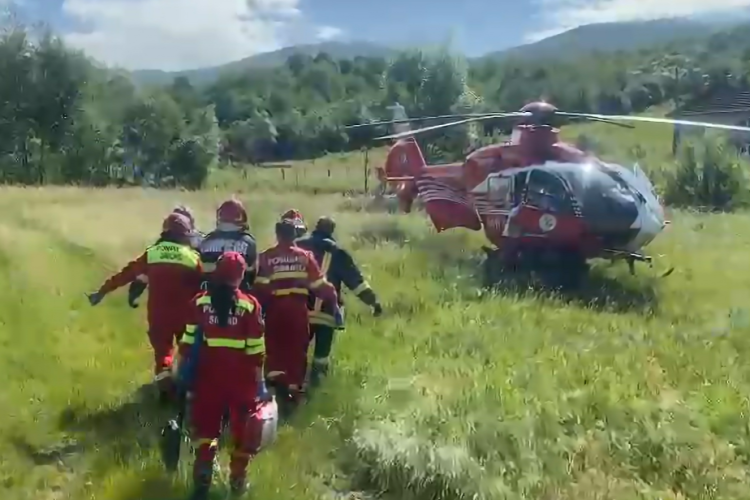 Una din cele două victime ale accidentului din Vânători, Cluj, transportată de urgență cu elicopterul SMURD la spital -VIDEO