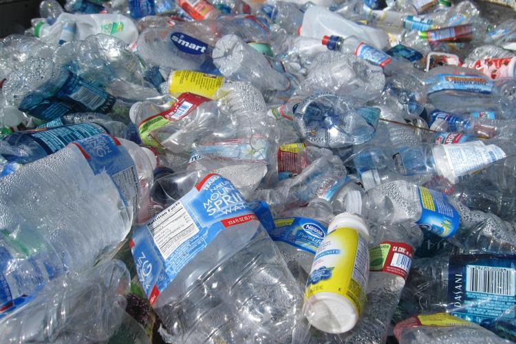 Ce se întâmplă până la urmă cu ambalajele de plastic fără dop: Vor fi sau nu acceptate de aparatele de reciclare după 3 iulie? 
