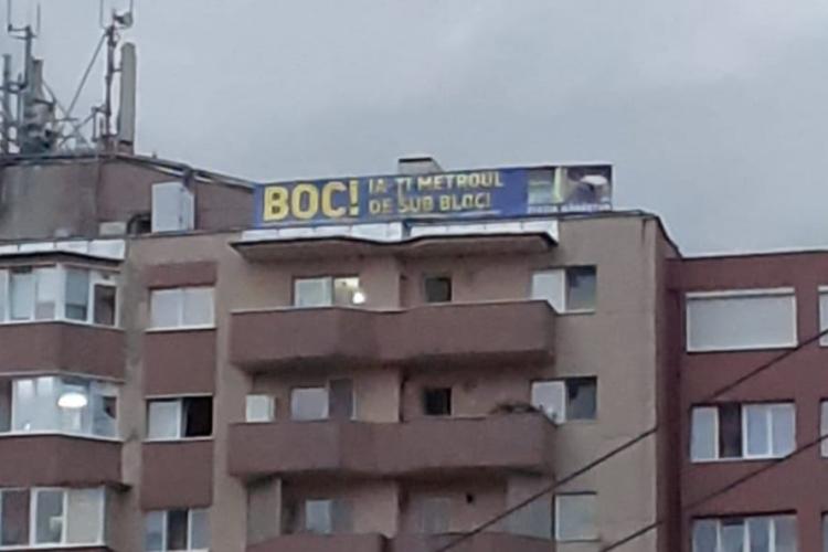 „Boc! Ia-ți metroul de sub bloc!”. Banner de 10 metri amplasat pe un bloc din Mănăștur în ziua inaugurării cu fast a proiectului Metroului Cluj