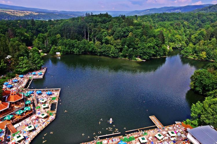 Știai că în Ardeal există cel mai mare lac heliotermic din Europa? Locul este unul de basm și se află la doar 2 ore de Cluj! - FOTO