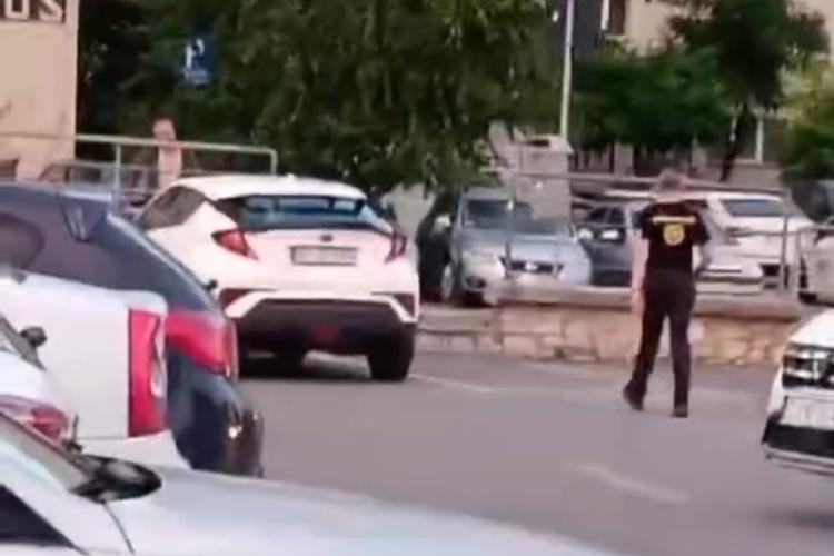 VIDEO. Incident șocant la Kaufland Mănăștur! Un bărbat a fost agresat de un agent de pază/Nimeni nu a intervenit