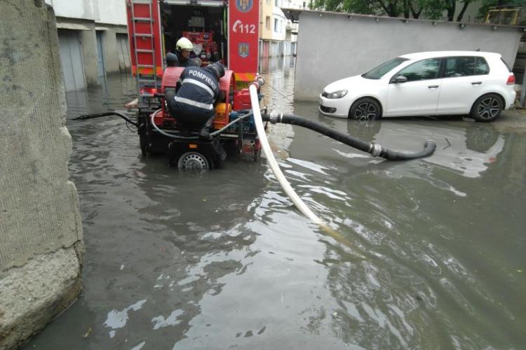 Clujul sub apă! Pompierii au solicitat ajutor de la Turda, Dej și Huedin. Blocuri și case de pe 12 străzi au subsolurile inundate!