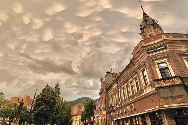 Fenomen spectaculos pe cerul unui oraș din Transilvania: Norii mammatus, pe un fundal galben apocaliptic - FOTO