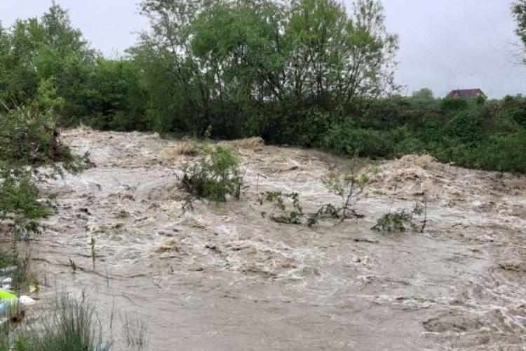 Avertizare de inundații pe râurile din Cluj! COD GALBEN de fenomene hidrologice periculoase: viituri rapide, scurgeri pe torenți, versanți și pârâie