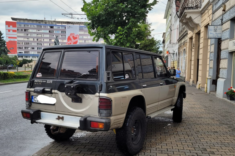 Un clujean a blocat jumătate din trotuar în centrul Clujului ca să-și cumpere covrigi: ,,L-am văzut că vine la mașină cu punga de la covrigărie’’ - FOTO