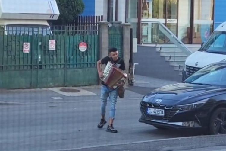 Romantismul nu a murit la Cluj! Tânăr surprins cântând la acordeon pe străzile din Mărăști - VIDEO