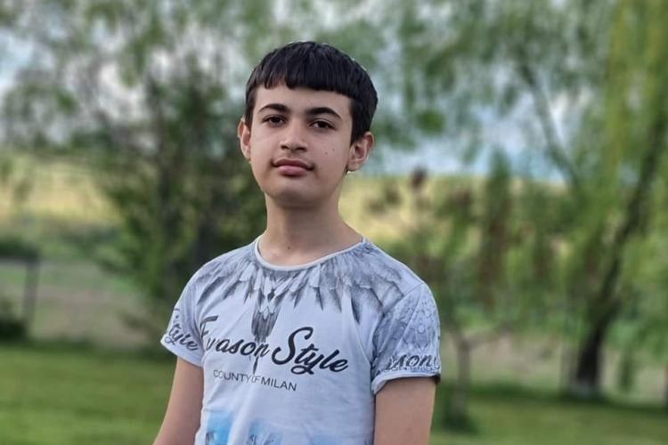 Un copil de 14 ani din Cluj suferă de o tumoare care se reface indiferent de câte ori este operată. Familia cere ajutor, tratamentul e extrem de costisitor