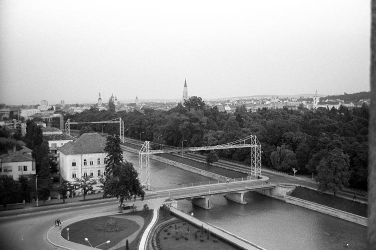 Știai că podul de lângă hotelul Napoca a fost primul pod de lemn peste Someș? A trecut prin multe reconsolidări de-a lungul timpului - FOTO
