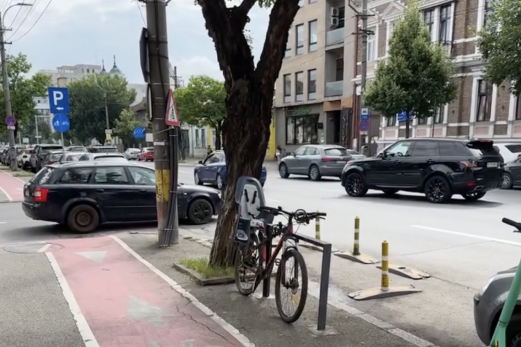 Pe șoferii din Cluj nu îi oprește nimic, nici măcar traficul! „Eu când vreau să fac stânga, fac stânga!” - VIDEO 