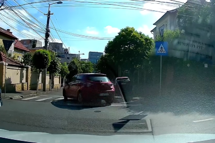 Două mașini, la un pas de accident pe o stradă din Cluj-Napoca: „Kamikaze, nici măcar nu s-a uitat deloc” - VIDEO